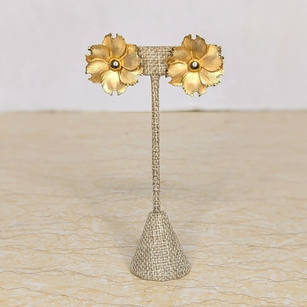 Vintage Coro Gold Tone Flower Clip- On Classic Earrings 60's 70's - Picture 5 of 7